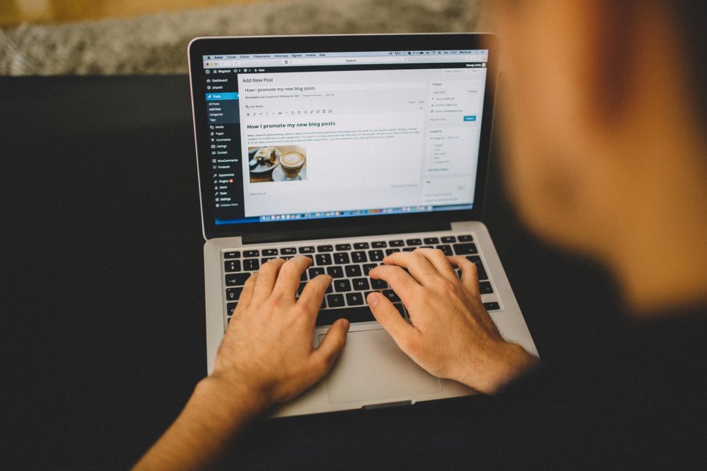 man on laptop with wordpress blogging site
